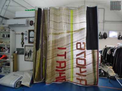 Il piccolo studio � separato dal laboratorio vero e proprio da una tenda realizzata con una vela riciclata
